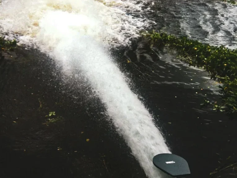 Rejet d’eau à fort débit lors d’une opération de purge et de nettoyage par volume d’une canalisation